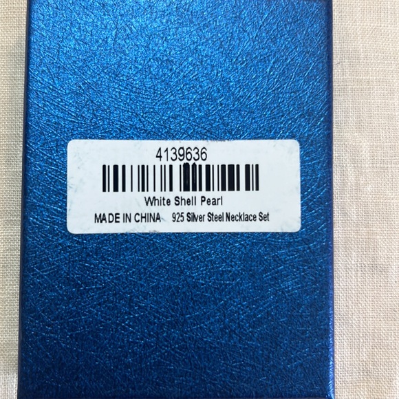 White Shell Pearls Necklace & Earrings set. - Picture 8 of 8